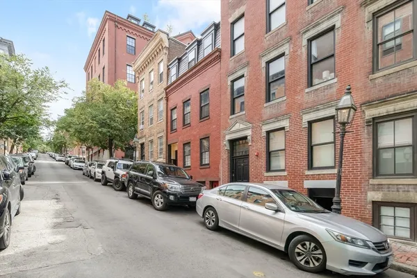 $4,000 | 9 Anderson Street, Unit 2R, Boston, MA 02114