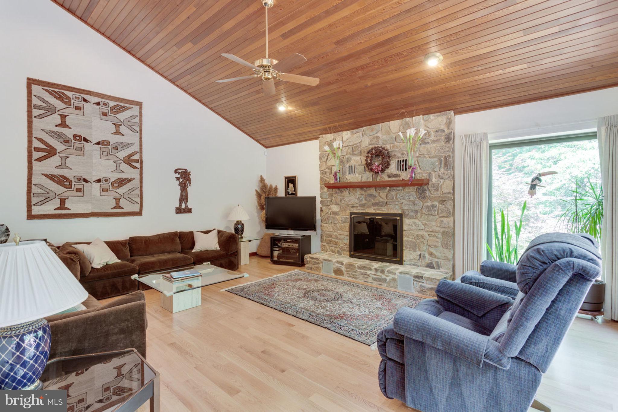 6230 Park Road McLean, VA 22101 - Photo 16 of 54 Stunning family rm., vaulted wood ceiling