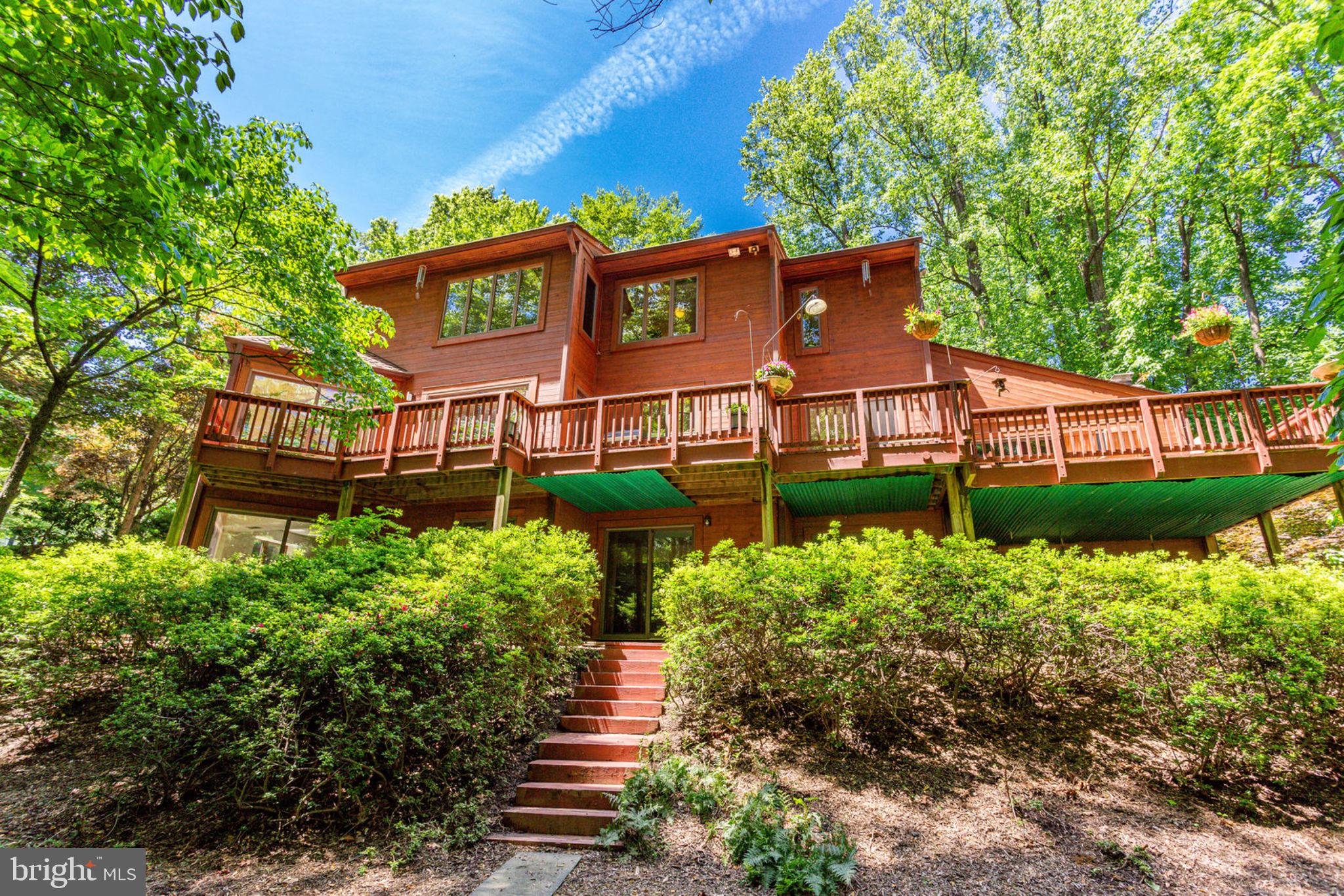 6230 Park Road McLean, VA 22101 - Photo 3 of 54 564 sq.ft. main level deck spans front to back!