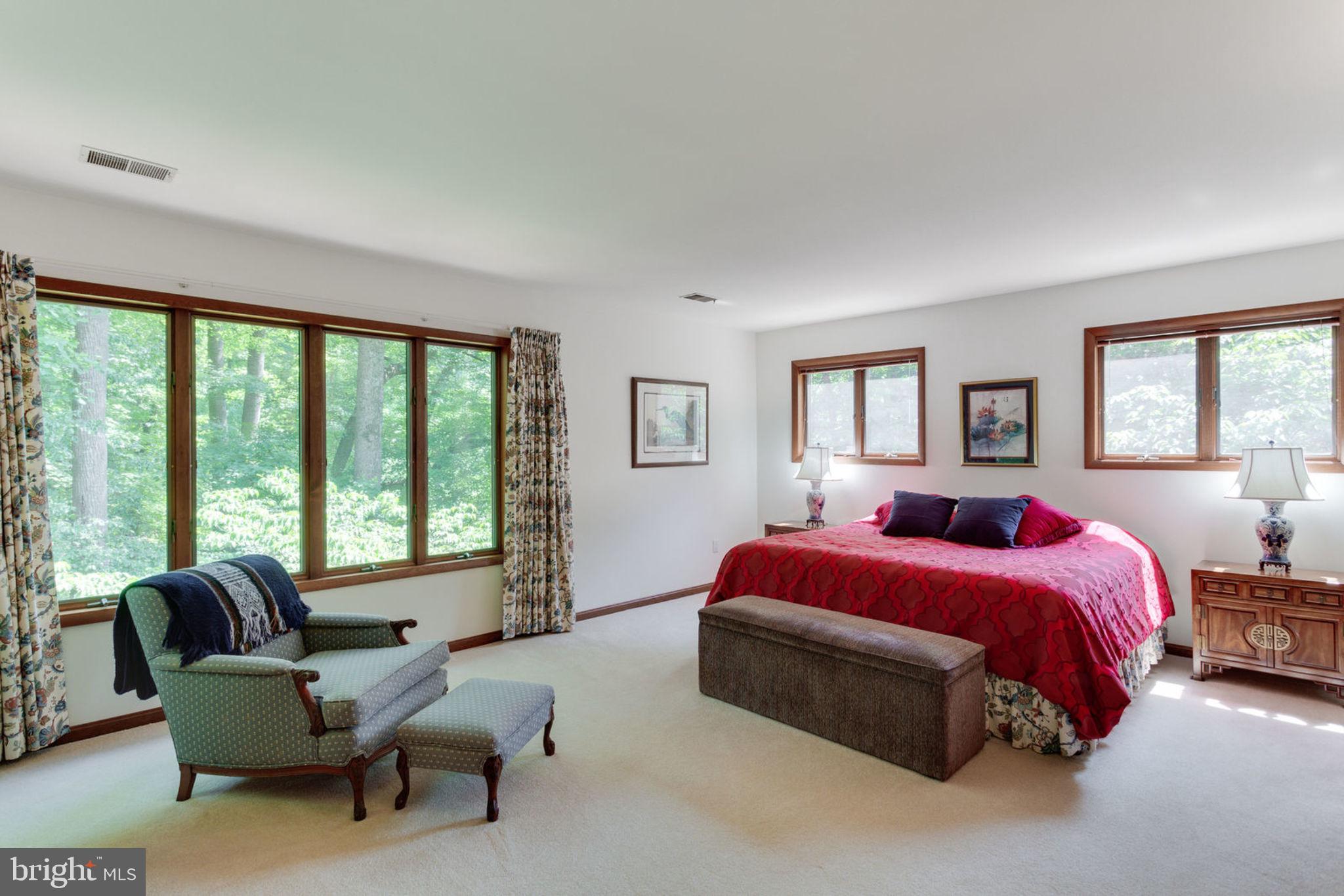 6230 Park Road McLean, VA 22101 - Photo 29 of 54 Spacious master bedroom with sitting area