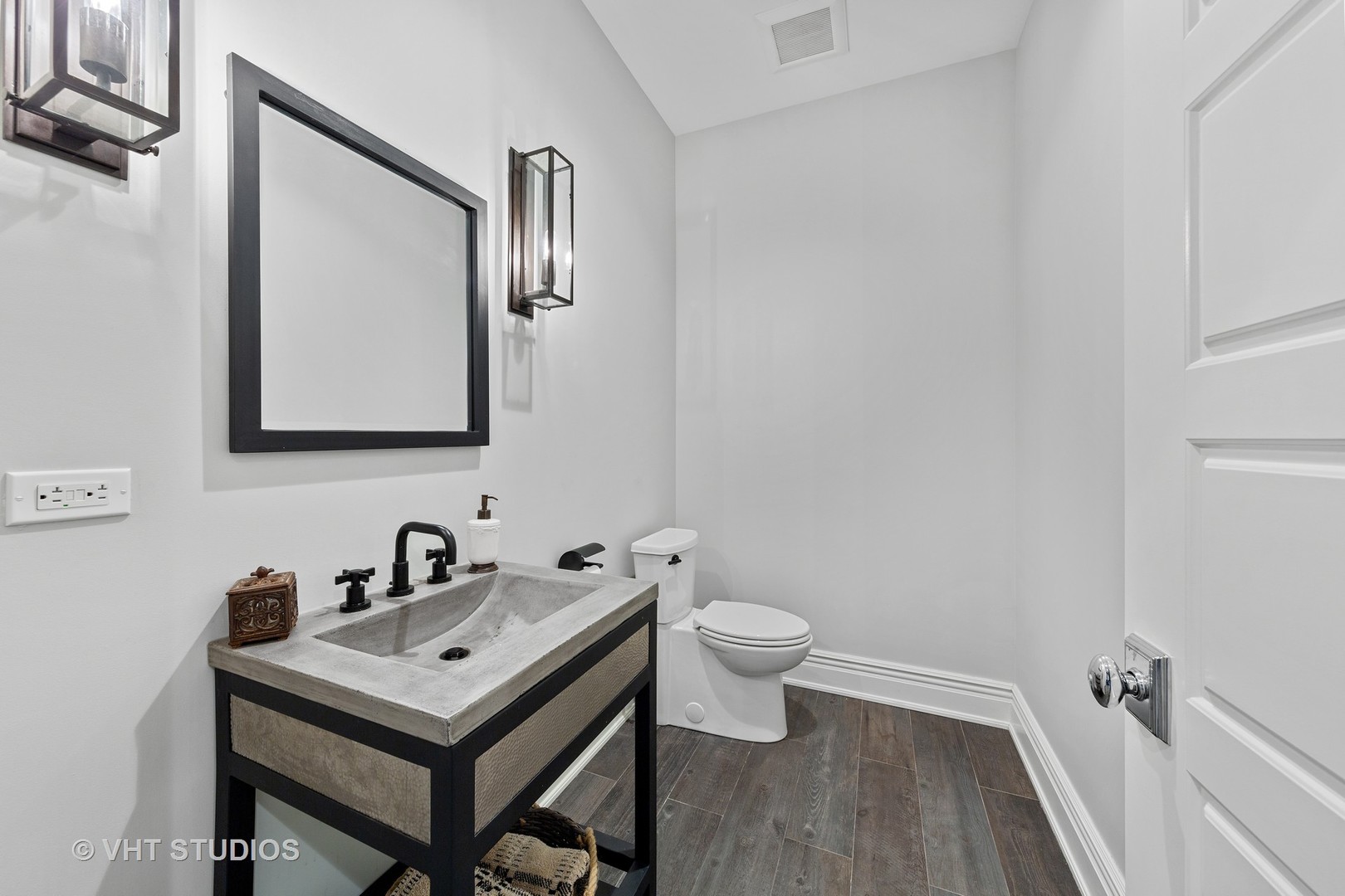 2144 Woodlawn Road Northbrook, IL 60062 - Photo 32 of 45 a bathroom with a sink a toilet and mirror