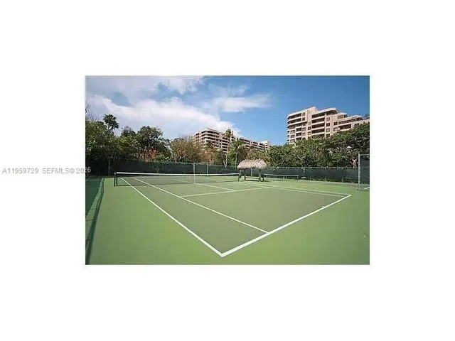 a picture of a tennis court