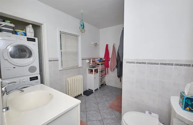 a view of empty room with closet area