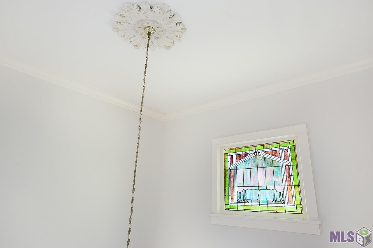 8325 Highland Road Baton Rouge, LA 70808 - Photo 13 of 34 Stained Glass above foyer.