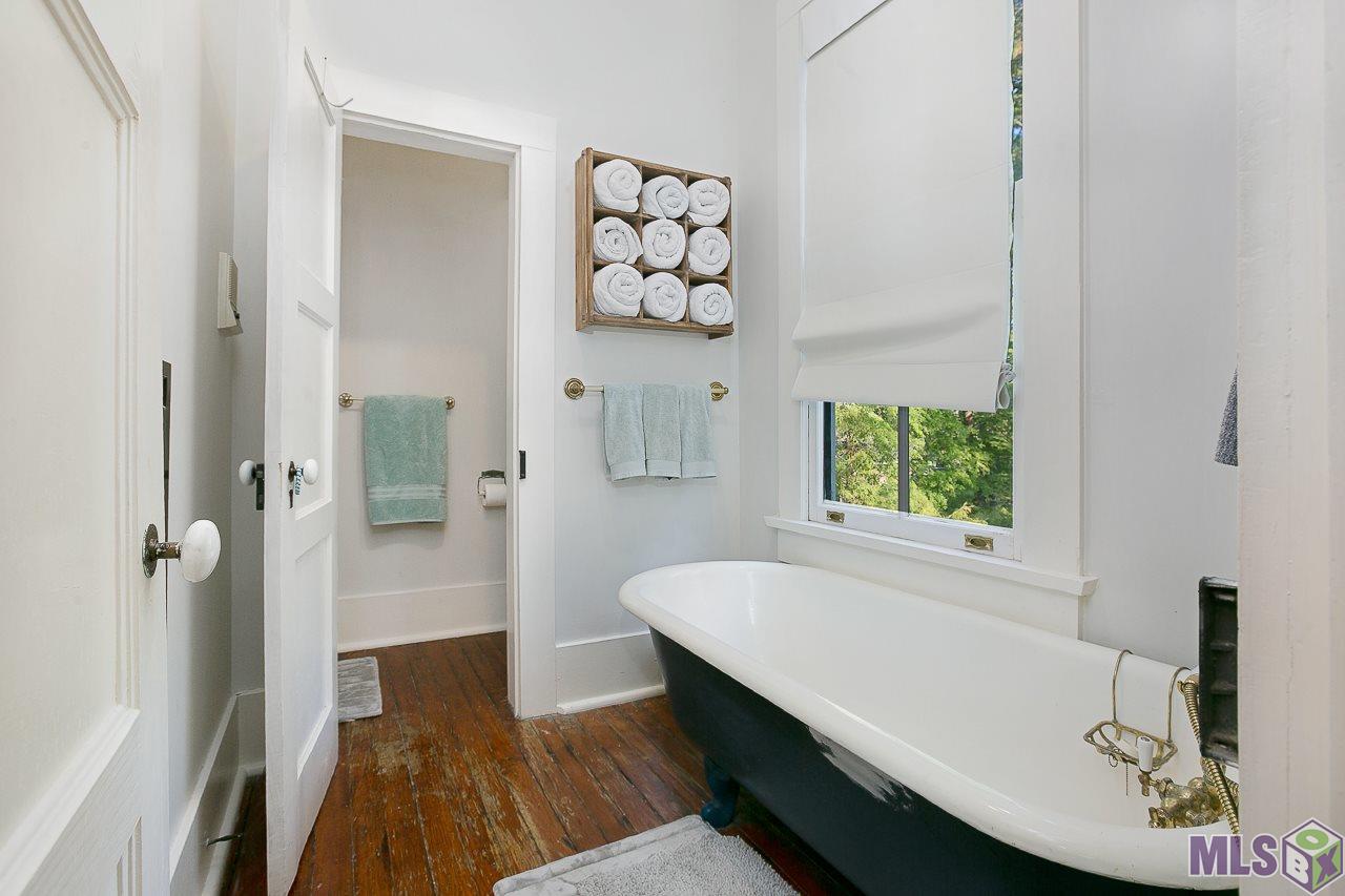 8325 Highland Road Baton Rouge, LA 70808 - Photo 26 of 34 Clawfoot Tub