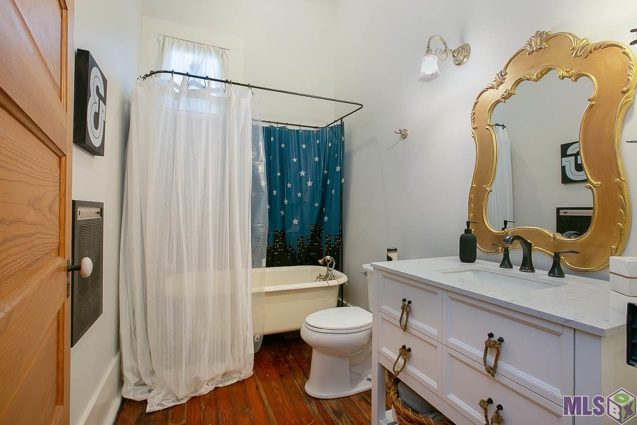 8325 Highland Road Baton Rouge, LA 70808 - Photo 28 of 34 Upstairs Hall Bath.