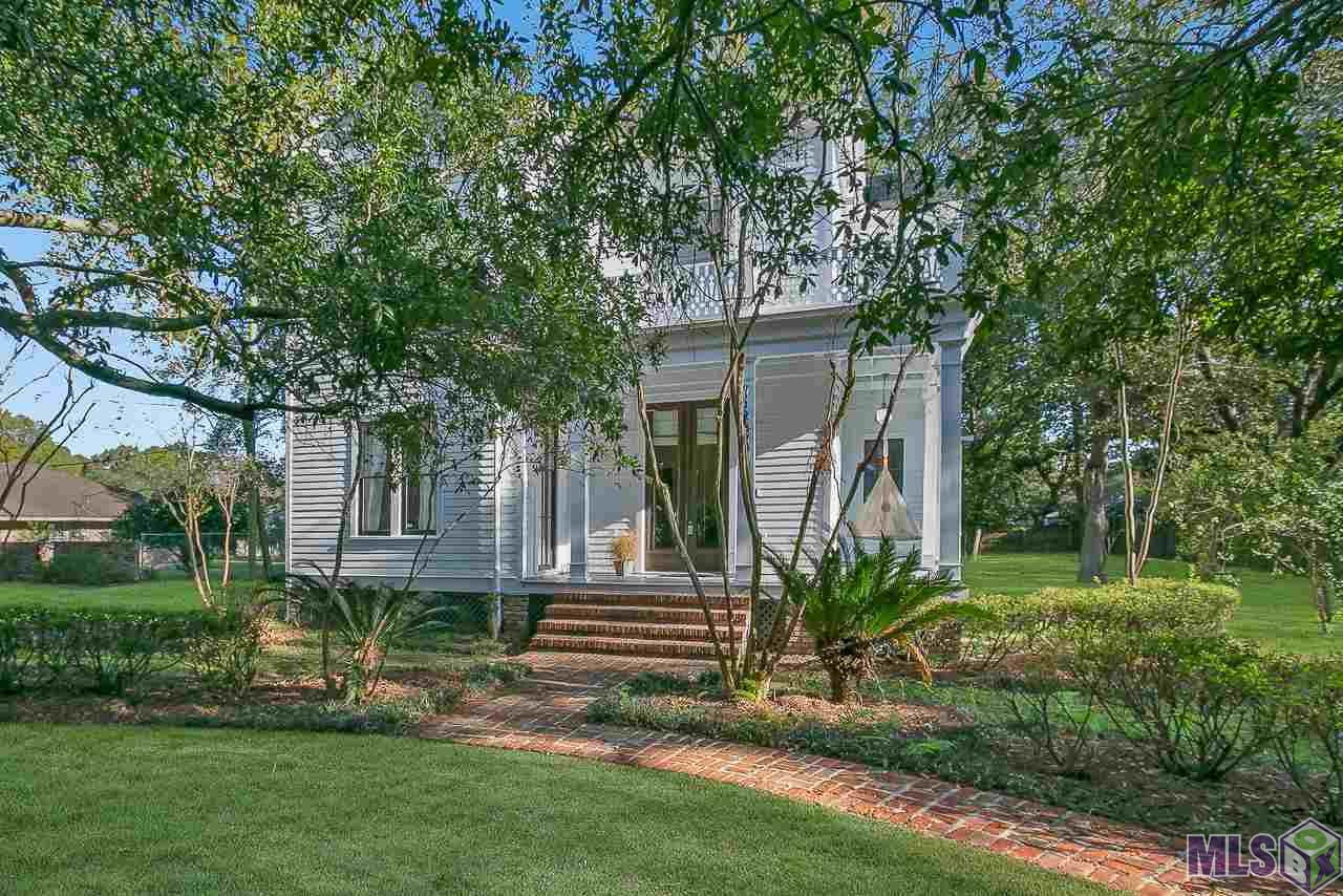 8325 Highland Road Baton Rouge, LA 70808 - Photo 3 of 34 Beautiful brick sidewalk and steps.