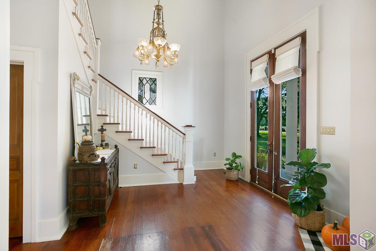 8325 Highland Road Baton Rouge, LA 70808 - Photo 9 of 34 Large foyer into hallway.