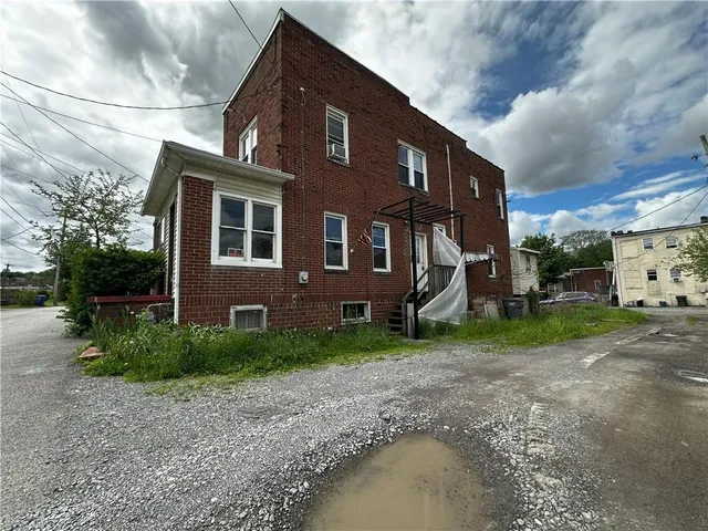 a house view with a outdoor space