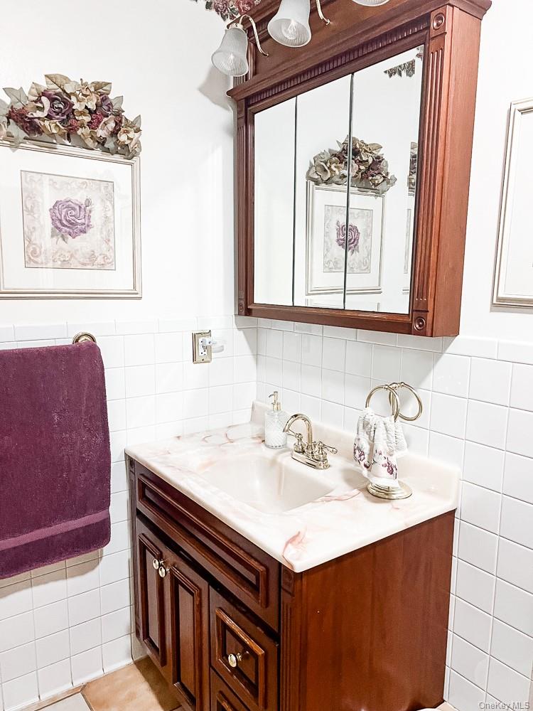 100 Old Tacy Road, Unit TR95 Bethel, NY 12783 - Photo 34 of 50 Bathroom with vanity and tile walls