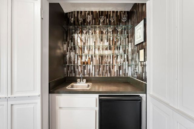 a view of a livingroom with furniture