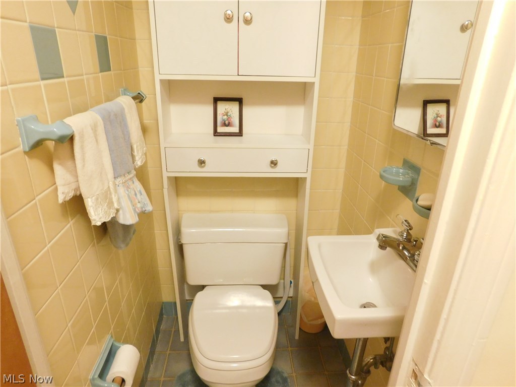 4803 Westbourne Road Cleveland, OH 44124 - Photo 9 of 13