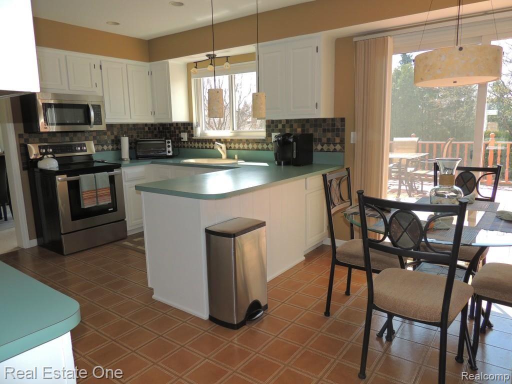 646 Abbey Court Rochester, MI 48307 - Photo 15 of 44 Kitchen View