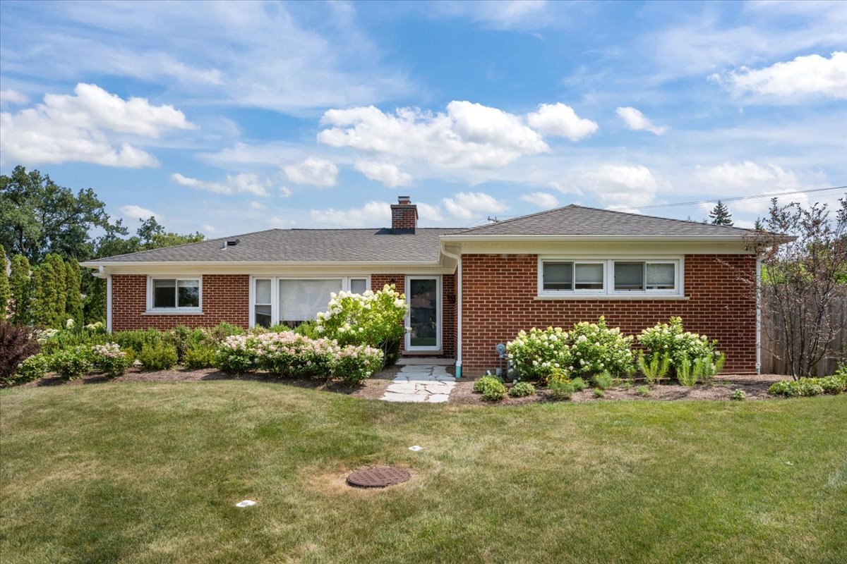 333 Warwick Road Deerfield, IL 60015 - Photo 2 of 22