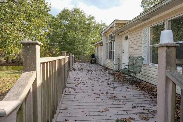a view of a pathway of a house with wooden fence