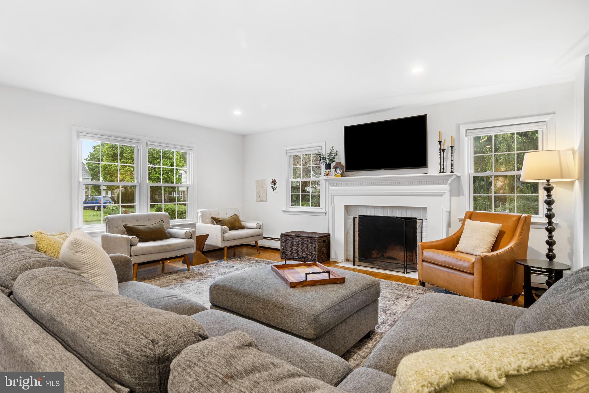 217 Dorset Road Devon, PA 19333 - Photo 10 of 27 Living Room