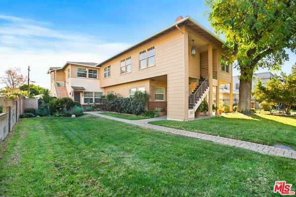 a view of a house with backyard