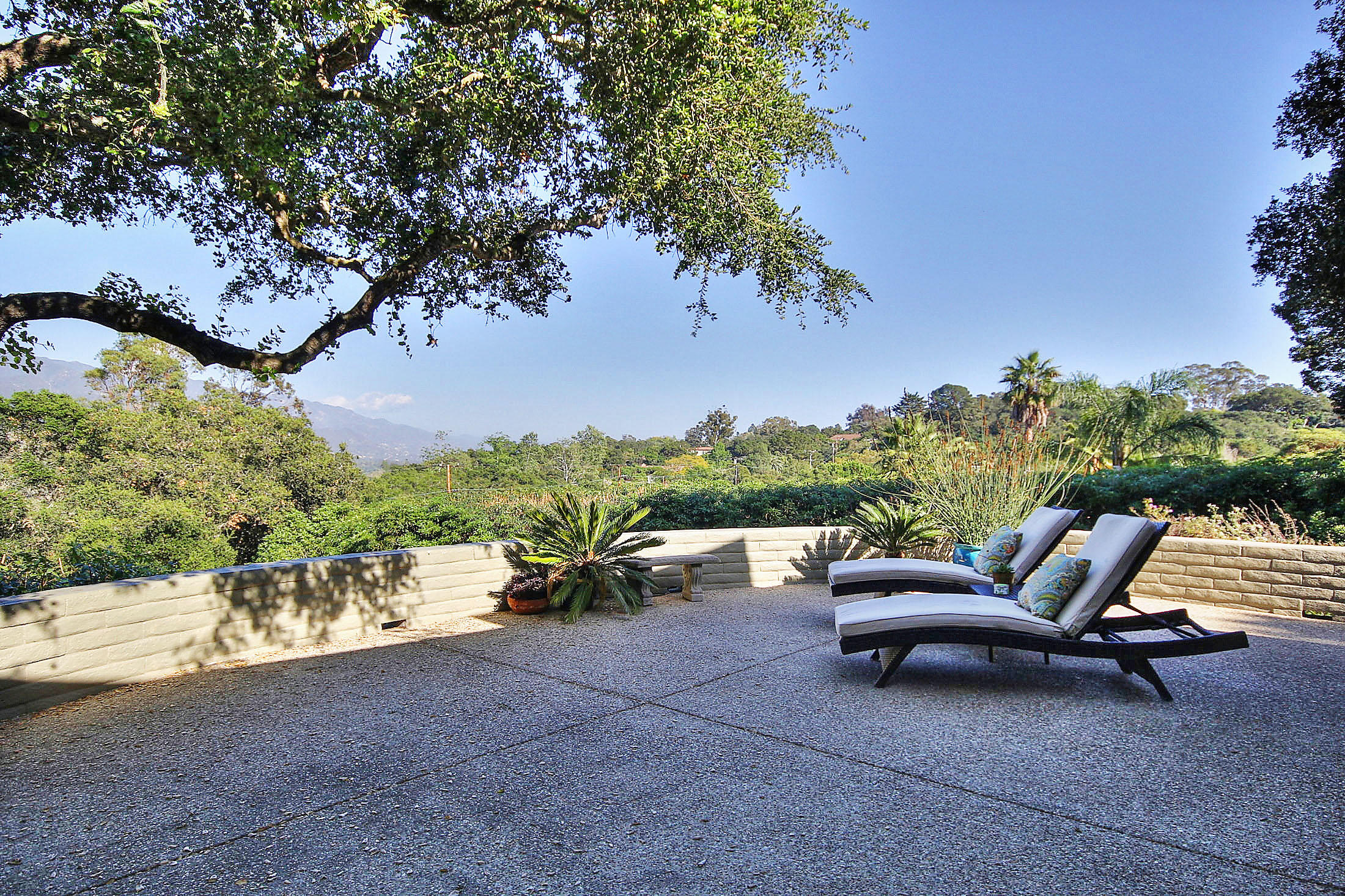 1550 Hillcrest Road Santa Barbara, CA 93103 - Photo 28 of 32 Patio