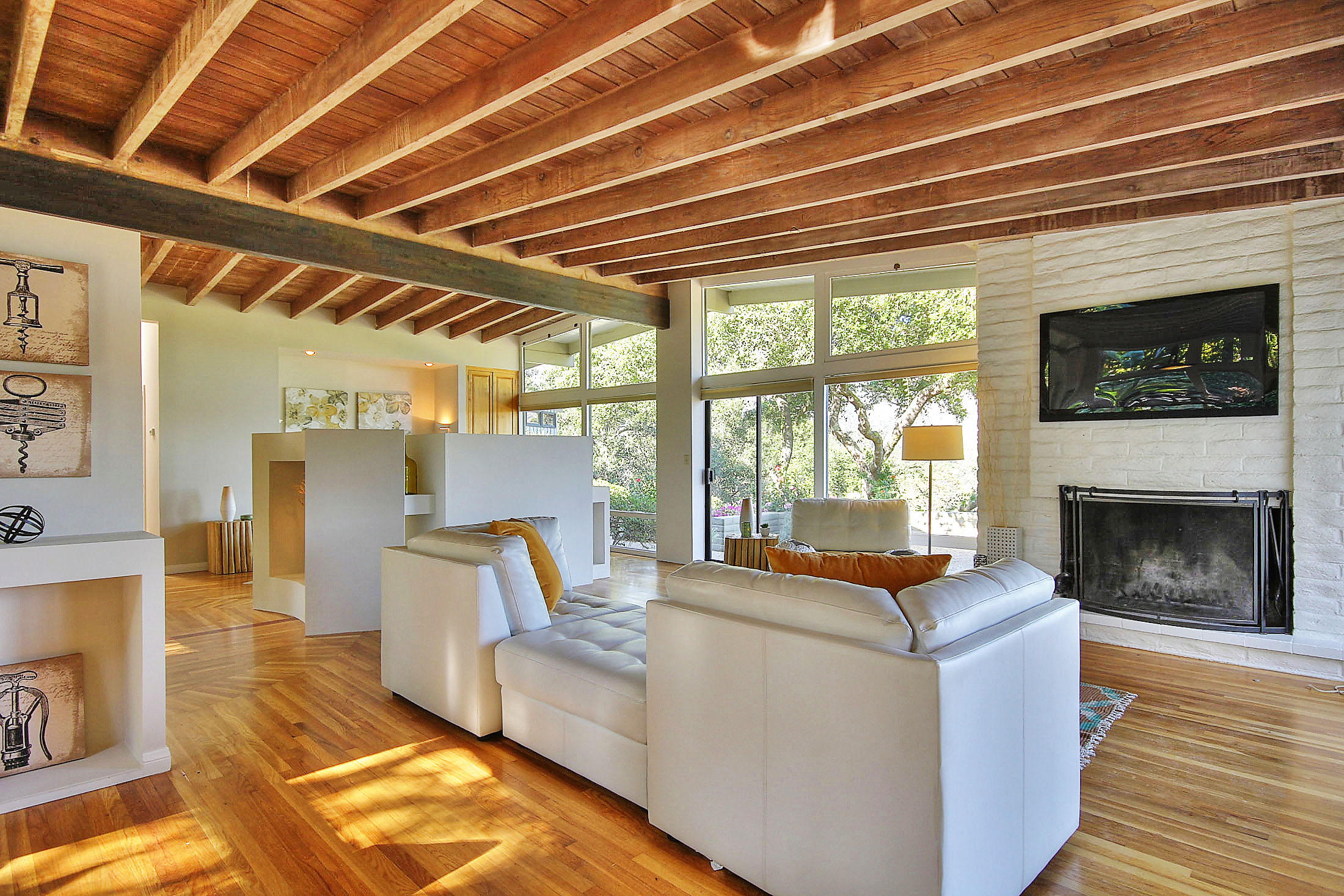 1550 Hillcrest Road Santa Barbara, CA 93103 - Photo 5 of 32 Living Room with high ceilings