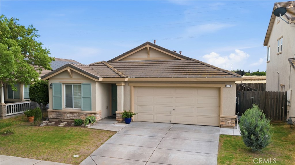 a view of a house with backyard