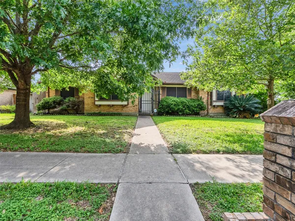 $2,500 | 4002 Thistledown Drive, Pasadena, TX 77504