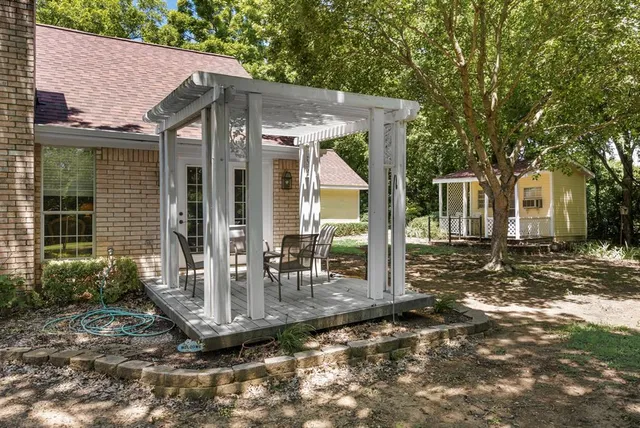 a view of a house with backyard