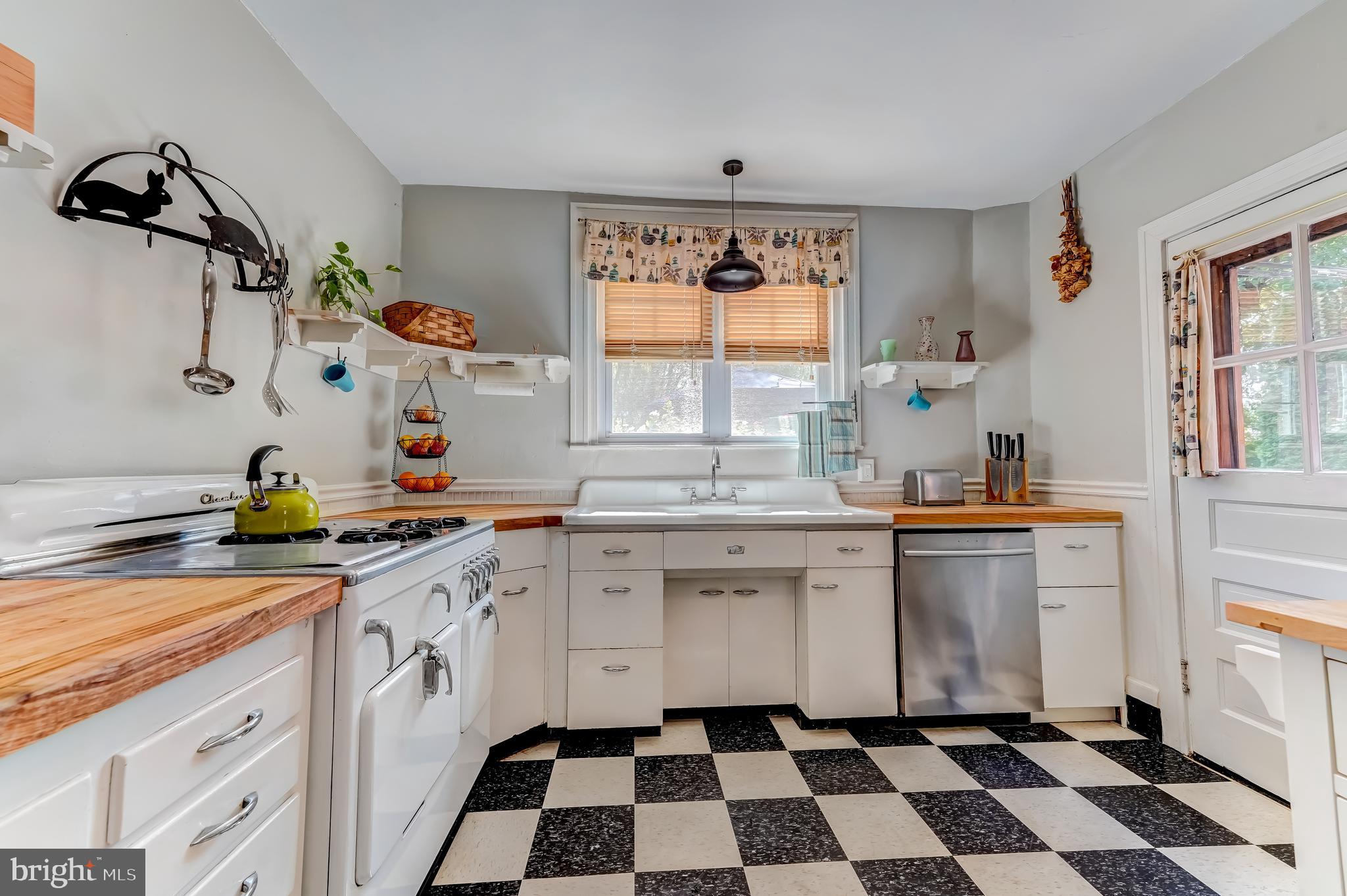 32 Roumfort Road Philadelphia, PA 19119 - Photo 11 of 39