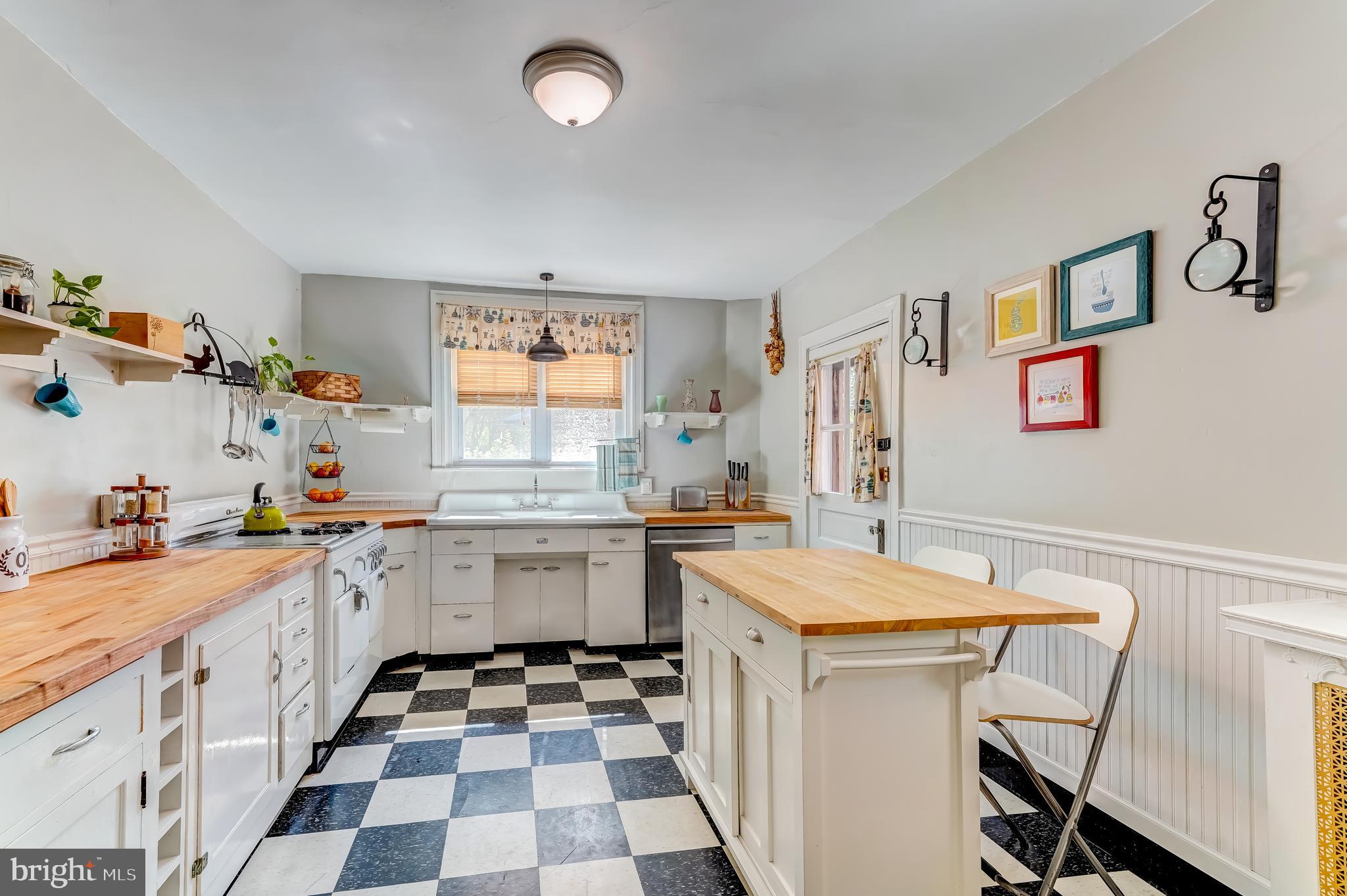 32 Roumfort Road Philadelphia, PA 19119 - Photo 10 of 39