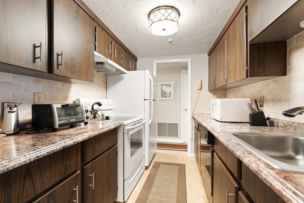 39 Christopher Drive, Unit B Stoughton, MA 02072 - Photo 9 of 28