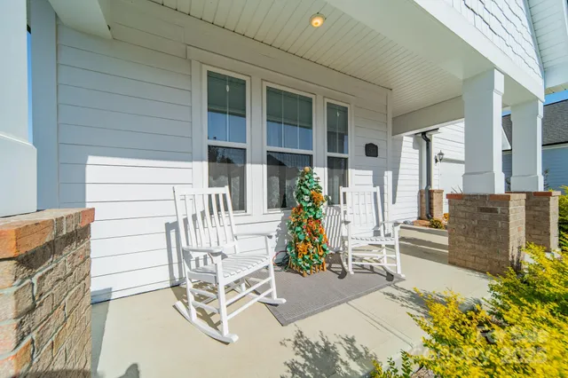 a view of entryway with patio