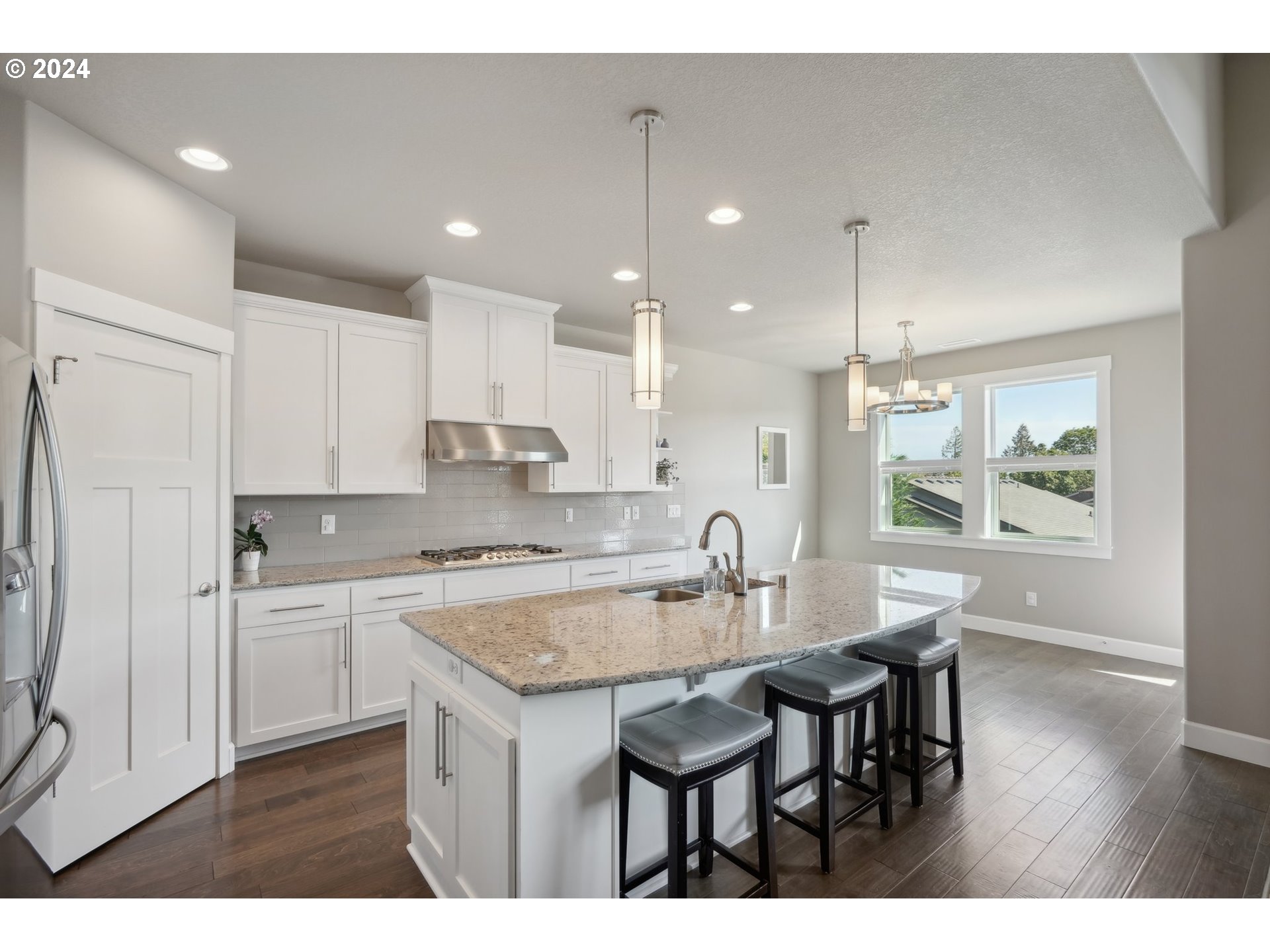 1701 South Nighthawk Road Ridgefield, WA 98642 - Photo 17 of 45 a kitchen with kitchen island a table and chairs in it