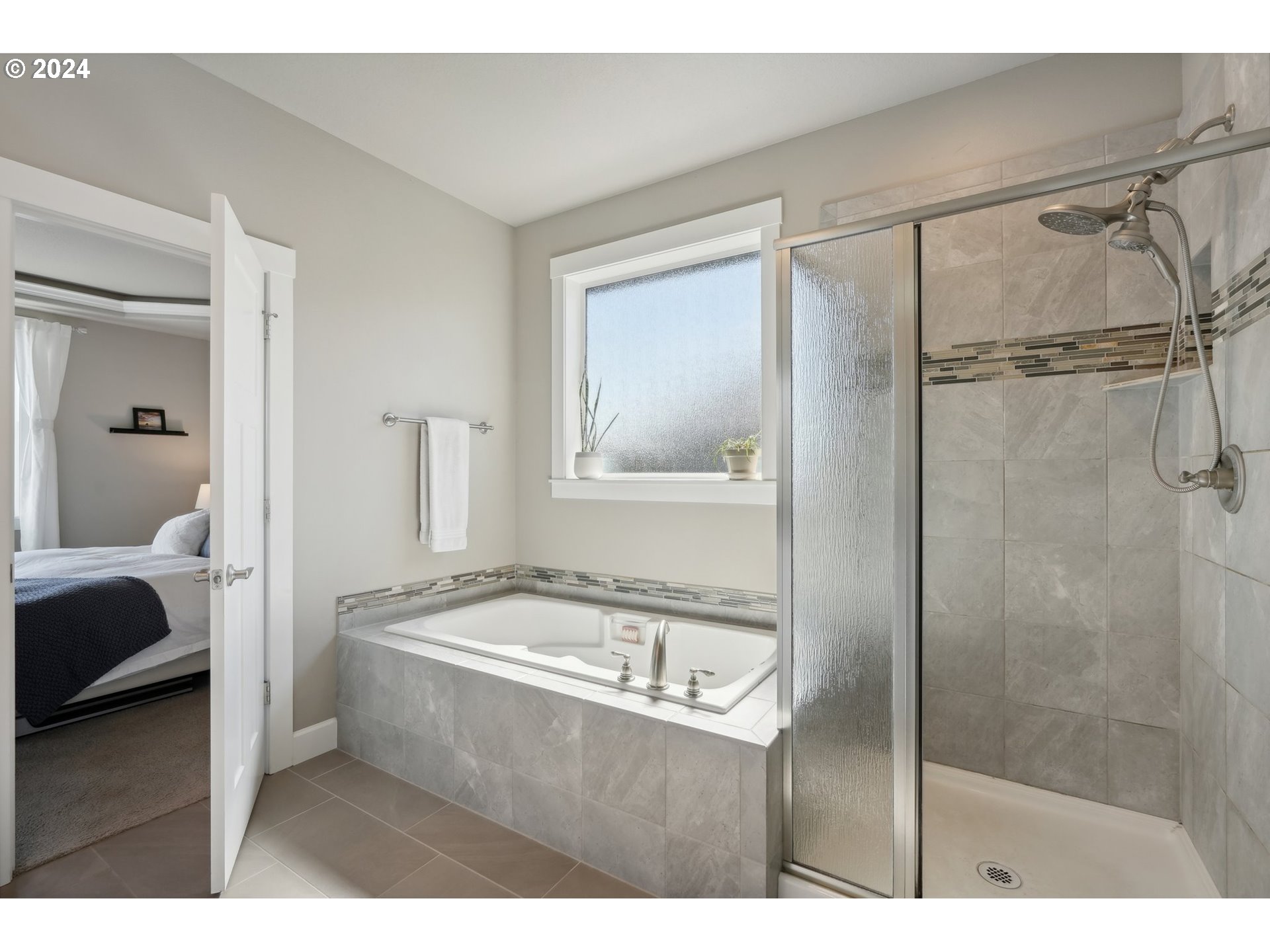 1701 South Nighthawk Road Ridgefield, WA 98642 - Photo 28 of 45 a bathroom with a bathtub and a sink