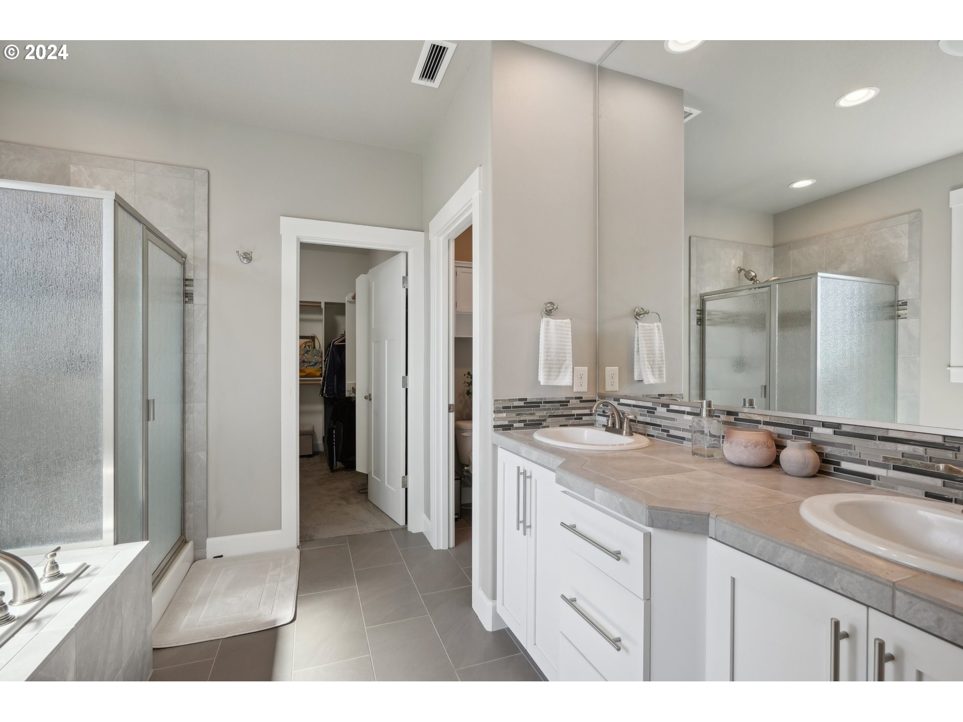 1701 South Nighthawk Road Ridgefield, WA 98642 - Photo 29 of 45 a bathroom with a sink double vanity and a mirror