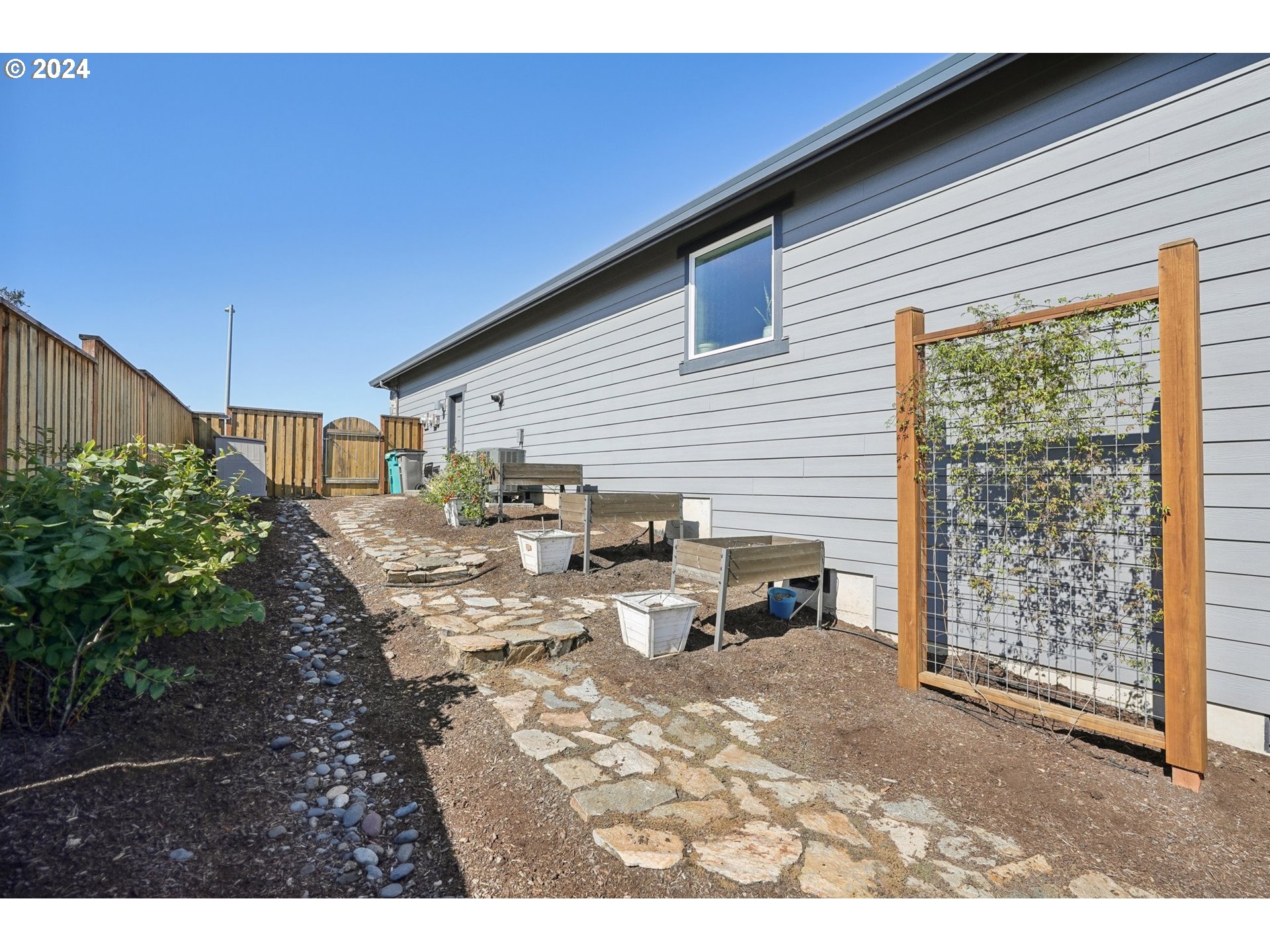 1701 South Nighthawk Road Ridgefield, WA 98642 - Photo 40 of 45 a view of a backyard with sitting area