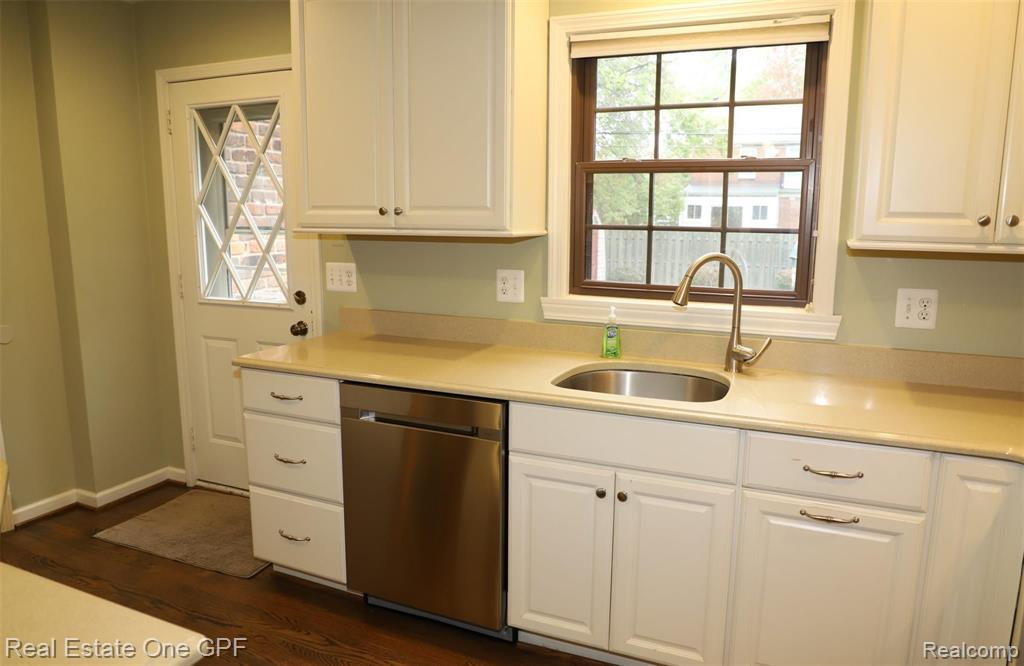 1864 Hawthorne Road Grosse Pointe Woods, MI 48236 - Photo 15 of 30