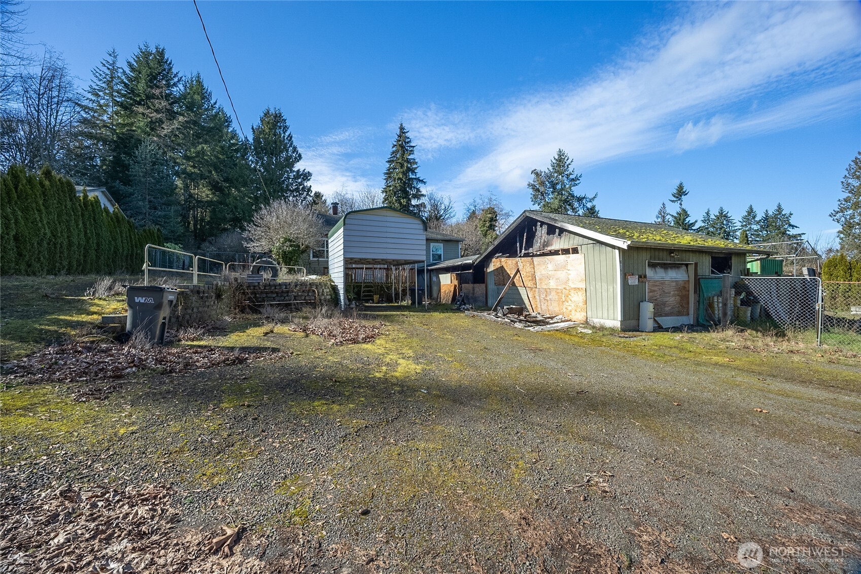 a view of a house with backyard and a tree