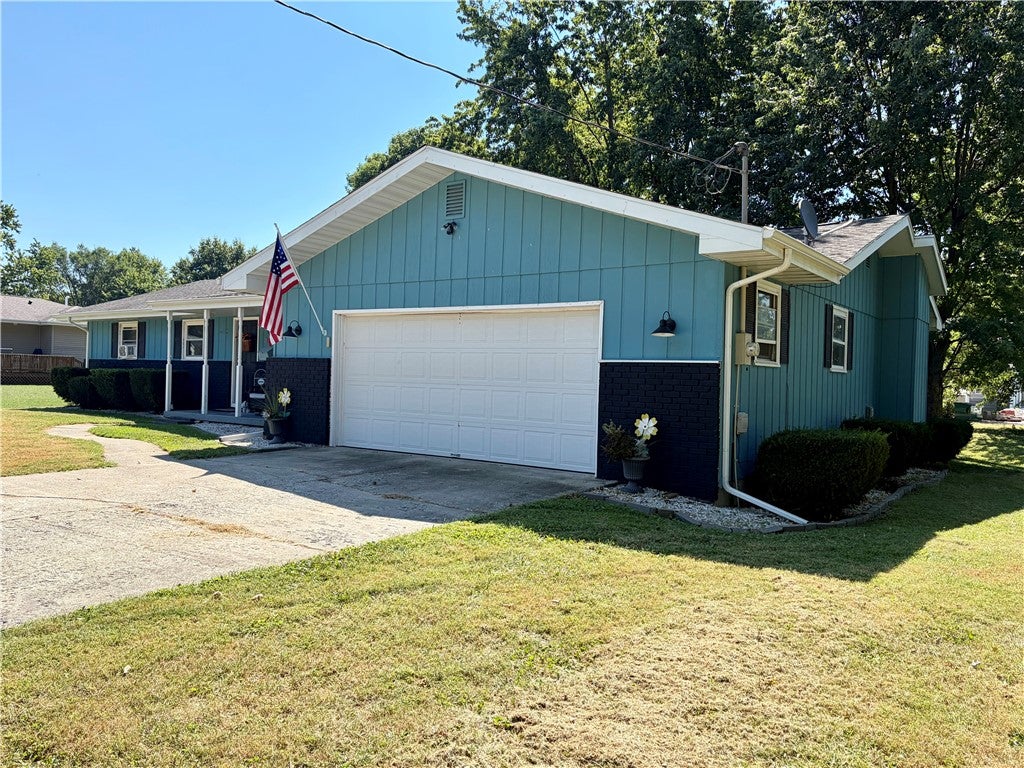 327 West Samuel Street Assumption, IL 62510 - Photo 3 of 31 Gallery Image 3