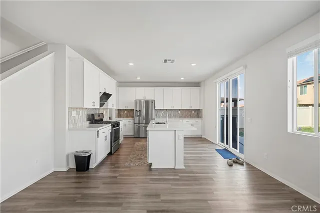 a view of a house with backyard and a tree