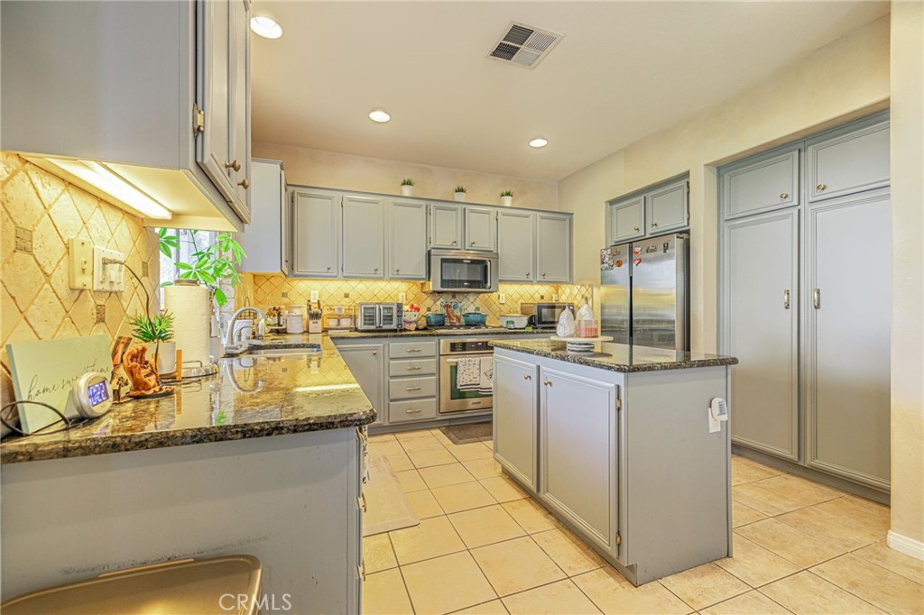 24345 Caladium Place Valencia, CA 91354 - Photo 18 of 59 Kitchen