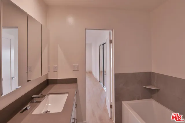 $4,450 | 136 South Palm Drive, Unit 203, Beverly Hills, CA 90212