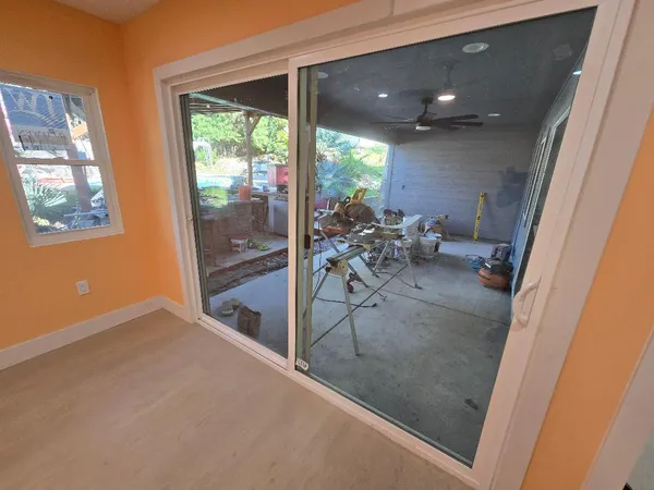 a view of a backyard