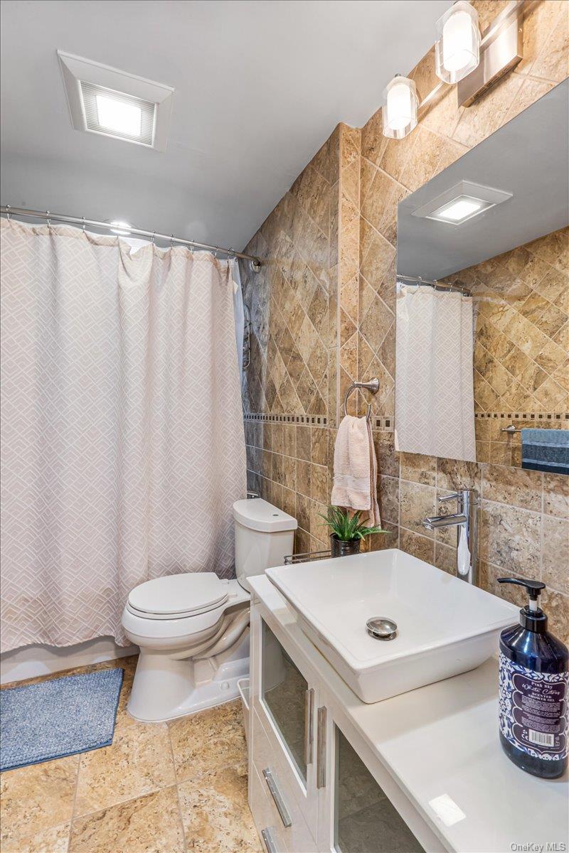 369 Yale Road Garden City, NY 11530 - Photo 13 of 19 Upstairs Full Bath