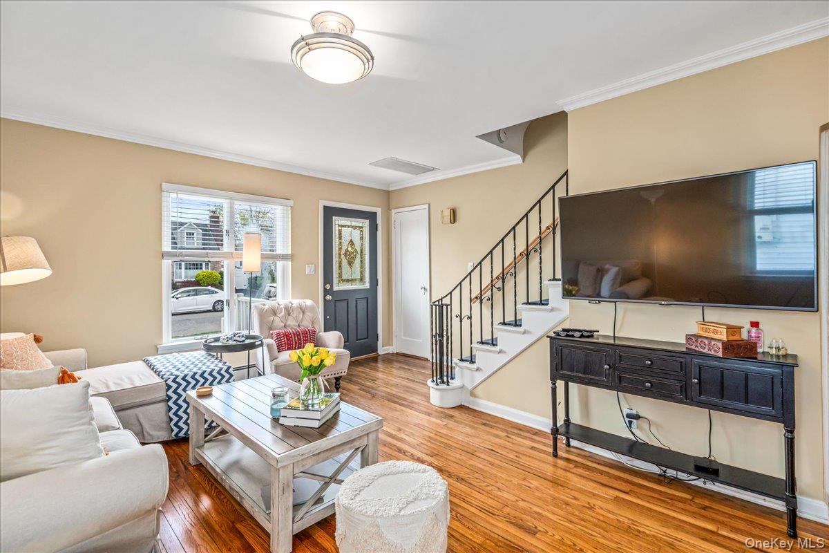 369 Yale Road Garden City, NY 11530 - Photo 3 of 19 Living Room