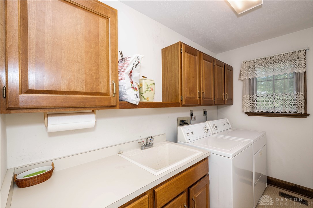 8343 Innsbrook Lane Springboro, OH 45066 - Photo 46 of 74 Laundry Room