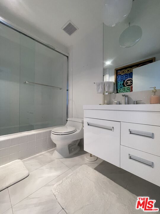 2222 Avenue Of The Stars, Unit 705 Los Angeles, CA 90067 - Photo 19 of 36 a bathroom with a sink a toilet and a bathtub