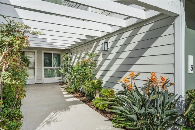 $689,500 | 10056 Melinda Way, Unit 3, Northridge, CA 91325