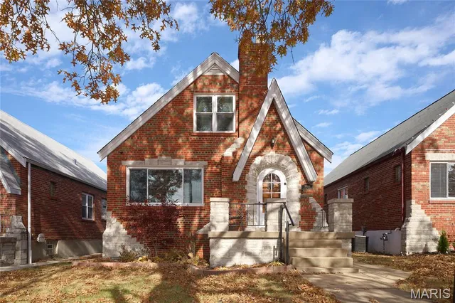 $330,000 | 5609 Oleatha Avenue, St. Louis, MO 63139