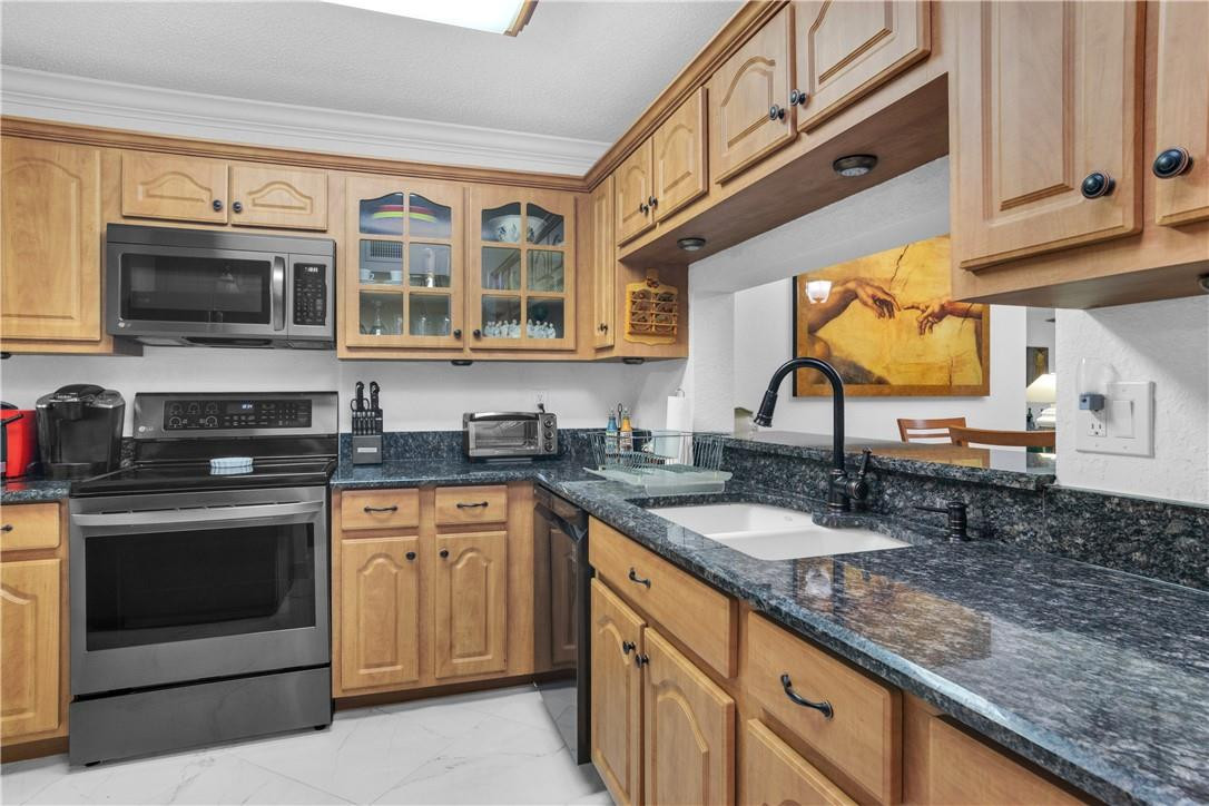 5574 Witney Drive, Unit 109 Delray Beach, FL 33484 - Photo 5 of 21 KITCHEN