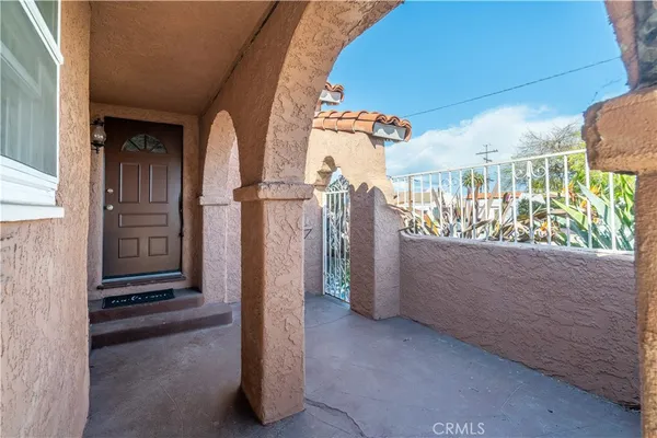 a view of entryway with a front door