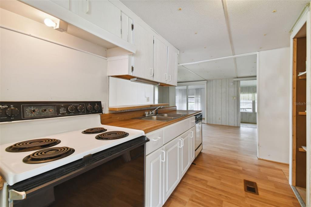 5353 Comanche Street Zephyrhills, FL 33542 - Photo 6 of 61